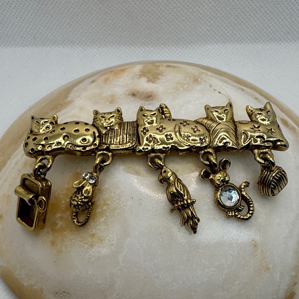 AJC Vintage gold-tone brooch with five cats and dangling charms. - Picture 2 of 12